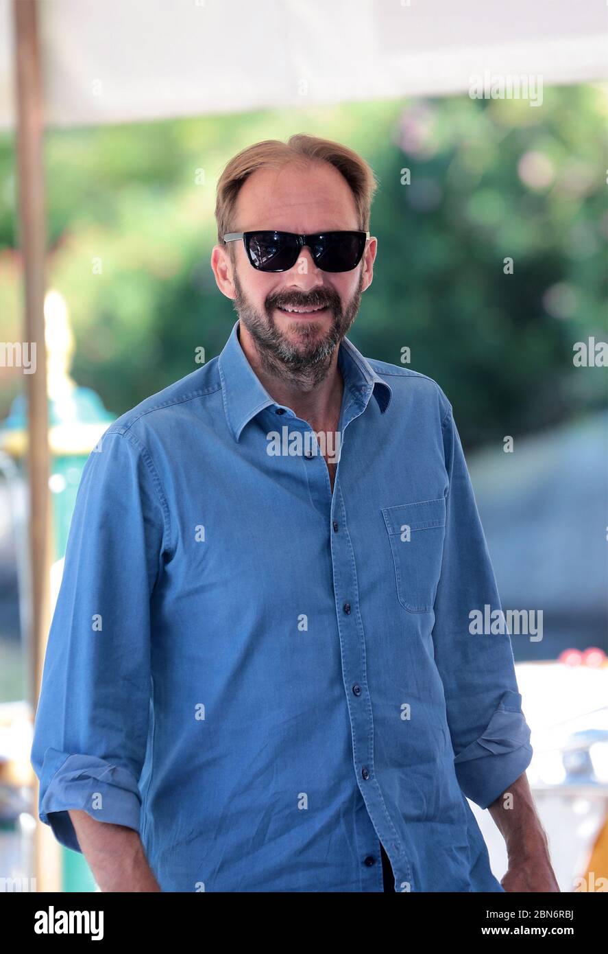 Ralph Fiennes all'Excelsior Hotel durante il Festival del Cinema di Venezia 72 Foto Stock