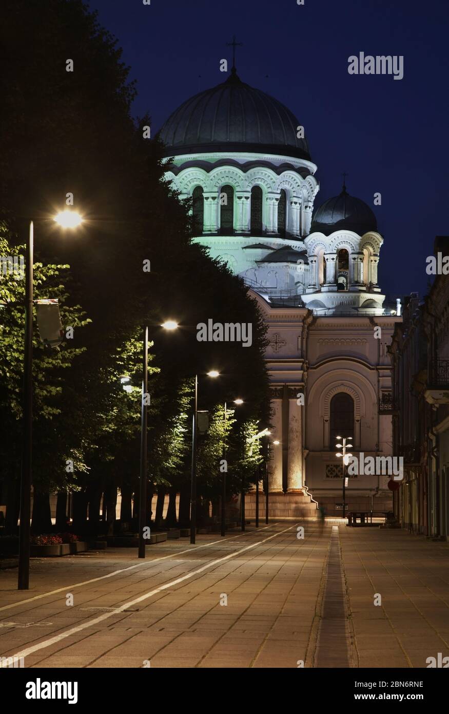 Liberty boulevard e San Michele Arcangelo Chiesa di Kaunas. La lituania Foto Stock