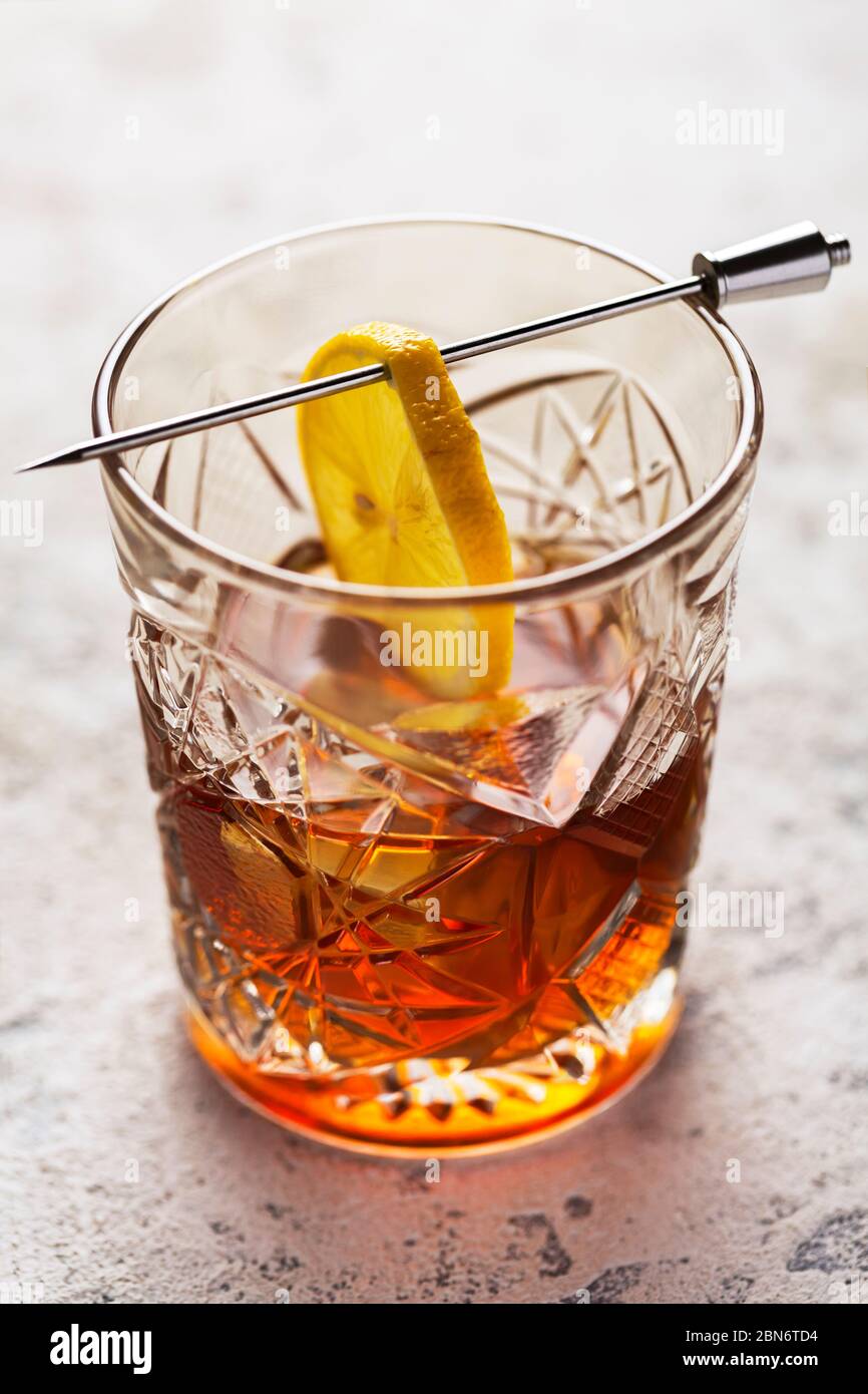 Sazerac cocktail brandy absinto vecchio stile vetro. Cocktail alcolico forte. Cognac, whisky, rum Foto Stock
