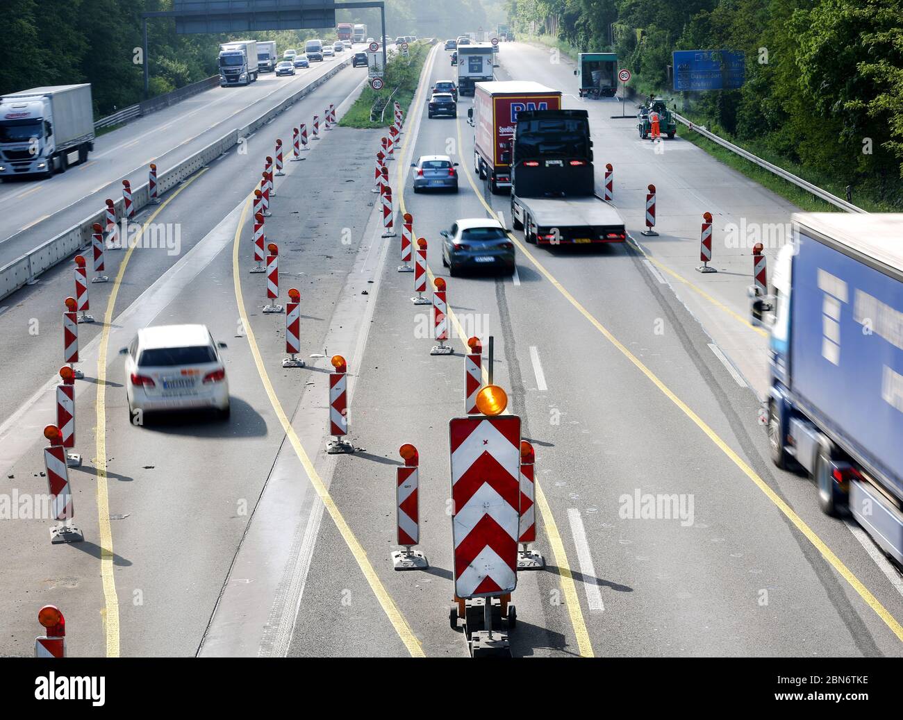 Duisburg, Germania. 13 maggio 2020. I lavoratori edili stanno lavorando su un cantiere di costruzione sull'autostrada A3 in direzione Colonia tra Duisburg-Wedau e Kreuz-Breitscheid. Questo tratto dell'autostrada sarà completamente chiuso durante il fine settimana. Le strade asfaltate devono essere rinnovate. Credit: Roland Weihrauch/dpa/Alamy Live News Foto Stock