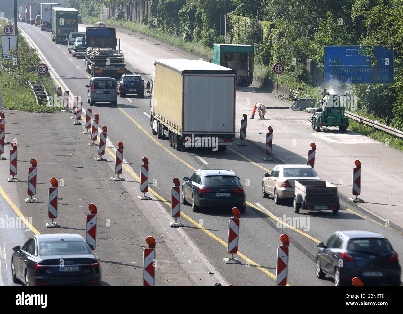 Duisburg, Germania. 13 maggio 2020. I lavoratori edili stanno lavorando su un cantiere di costruzione sull'autostrada A3 in direzione Colonia tra Duisburg-Wedau e Kreuz-Breitscheid. Questo tratto dell'autostrada sarà completamente chiuso durante il fine settimana. Le strade asfaltate devono essere rinnovate. Credit: Roland Weihrauch/dpa/Alamy Live News Foto Stock