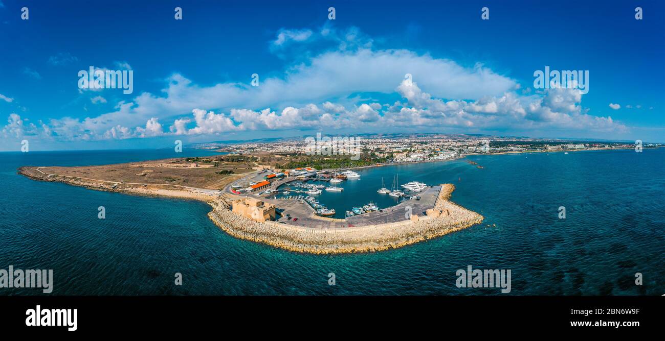 Cipro. Castello di Paphos, panorama aereo dal drone. Castello medievale porto nel porto sulla costa mediterranea. Foto Stock