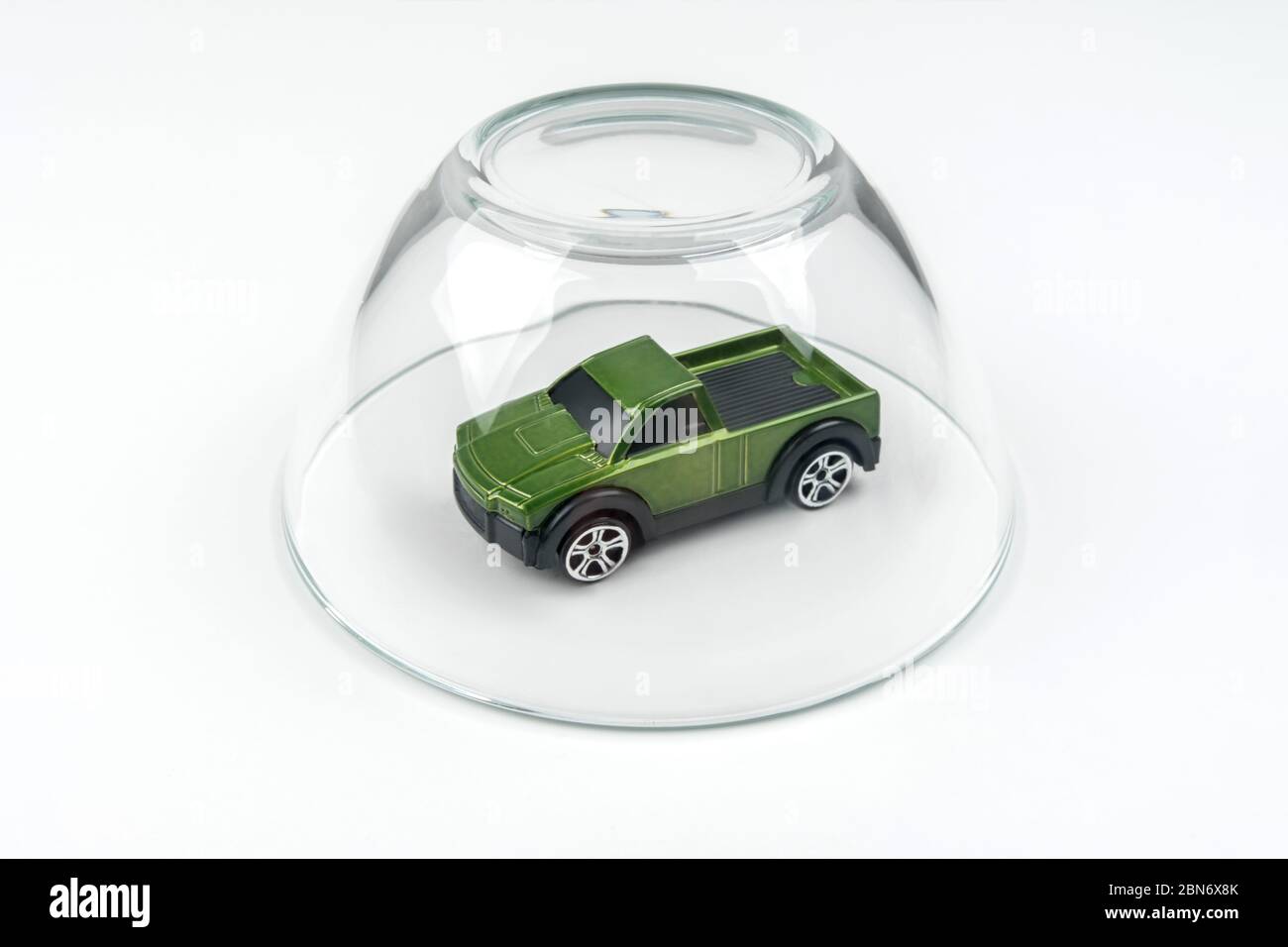 Orenburg, Russia-05 maggio 2020: Il modello di auto è verde sotto una copertura di vetro. Foto Stock
