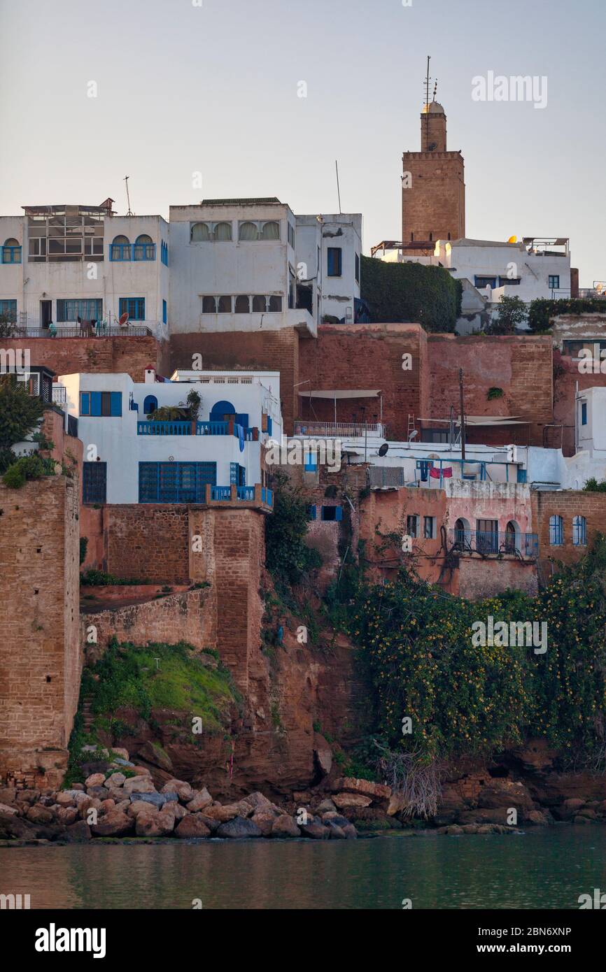La Kasbah degli Udayas sulla scogliera sul fiume Bou Regreg a Rabat, Marocco. Foto Stock