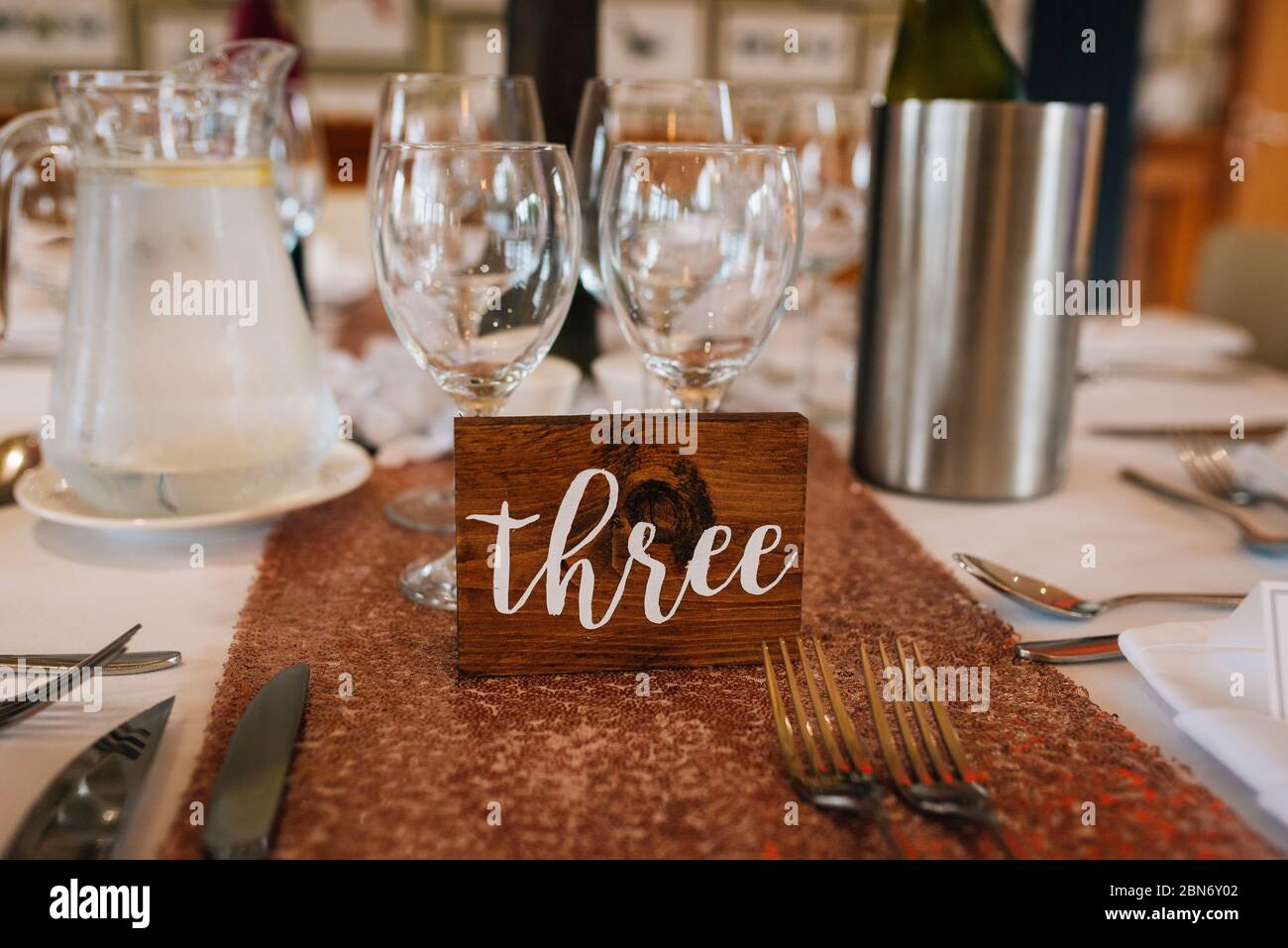 un tavolo allestito in un matrimonio inglese pronto per la colazione di nozze. ricevimento di nozze Foto Stock