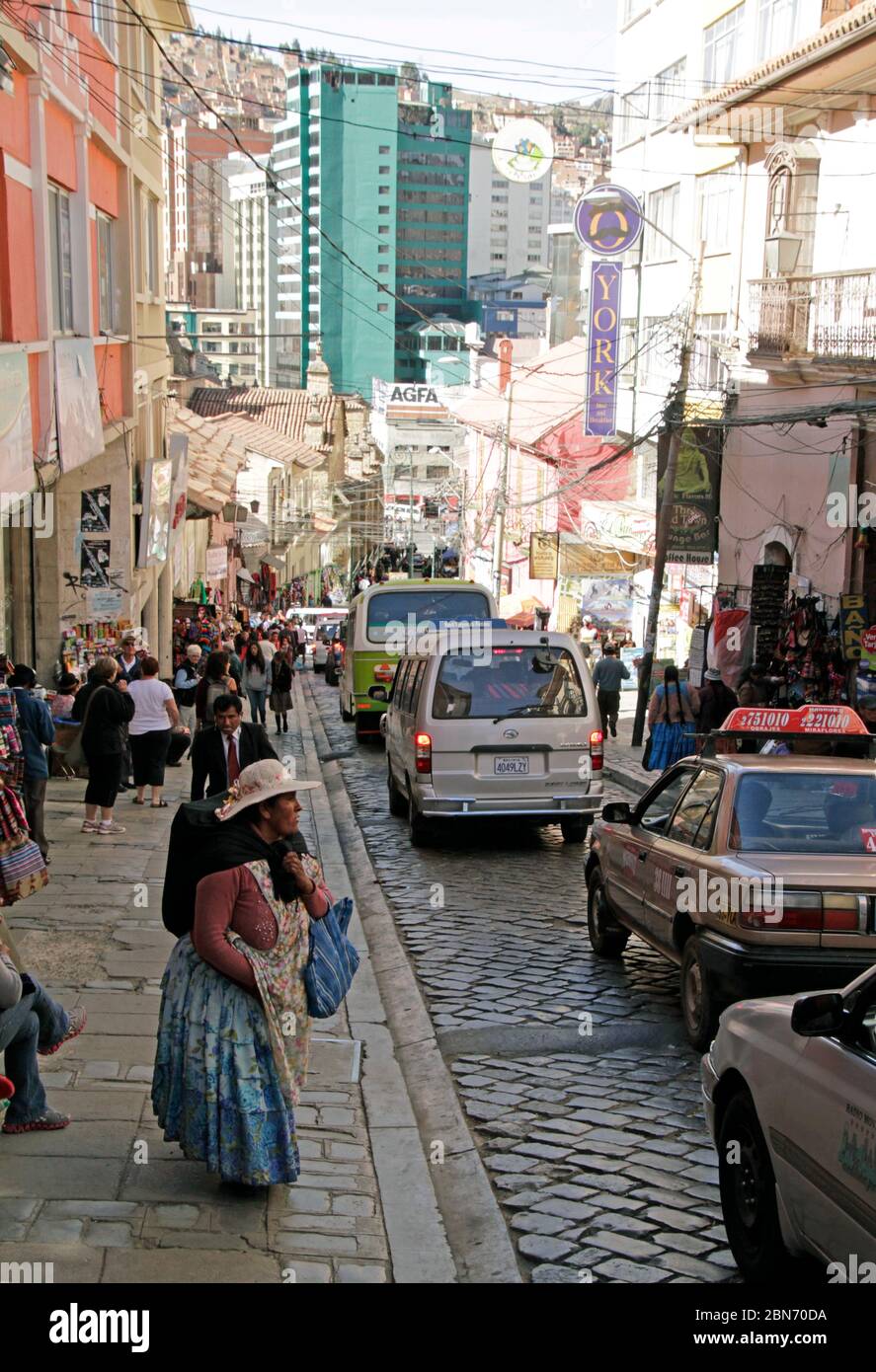 2 giugno 2016, - la Paz, Bolivia: Le persone sulle strade ripide di la Paz, Bolivia, che sono esigenti per i visitatori a causa dell'altitudine. Foto Stock