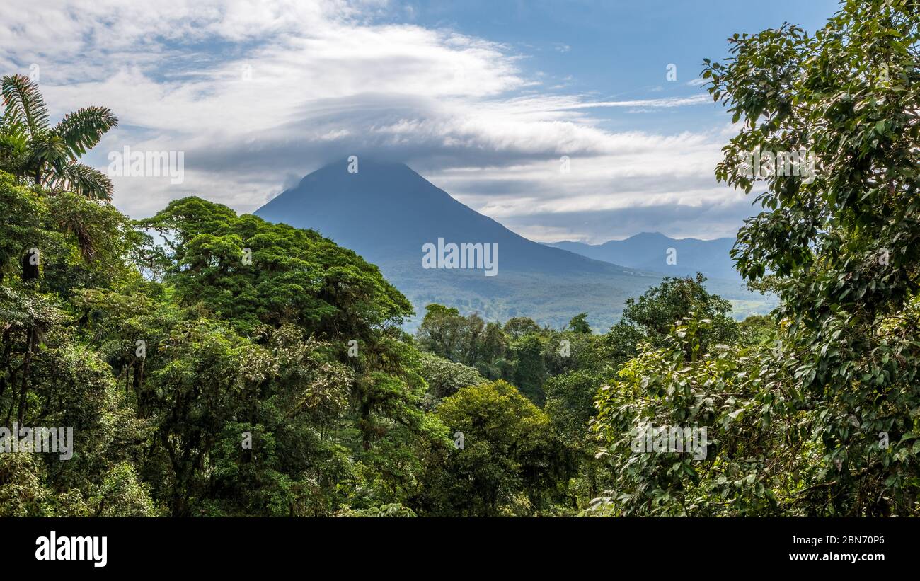 Vulcano Arenal e giungla, la Fortuna, Costa Rica Foto Stock