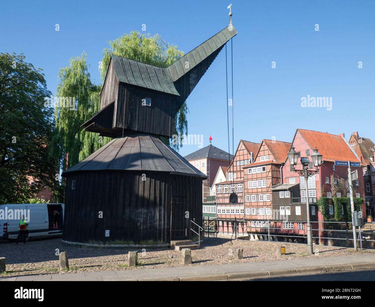 Vecchia gru (Alter kran) presso il fiume Ilmenau nel porto di Lueneburg. Foto Stock