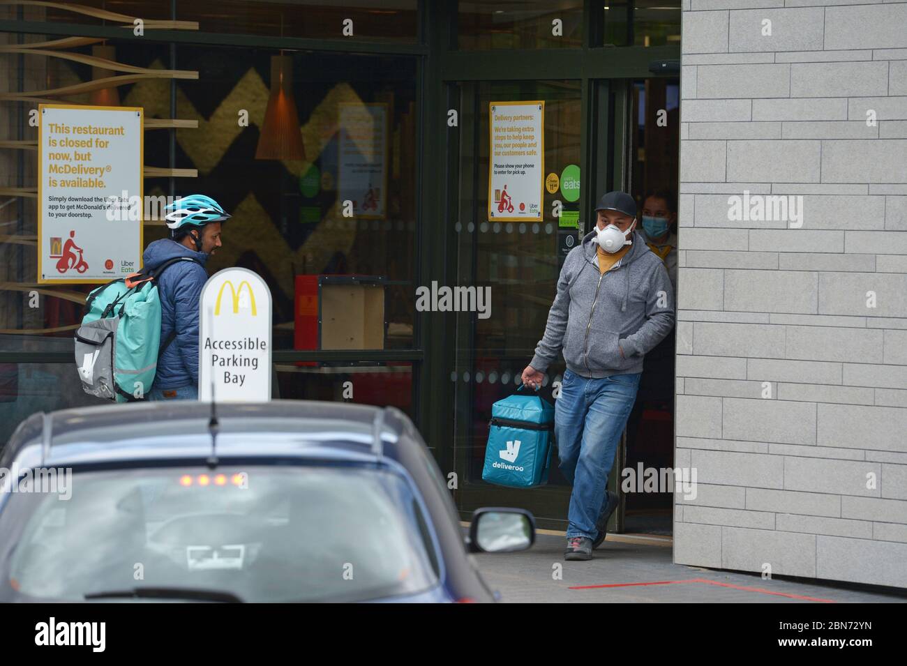 I dipendenti di Deliveroo presso una filiale di McDonald's a Boreham, Chelmsford, Essex, una delle 15 sedi della catena di ristoranti che hanno riaperto per il decollo. Foto Stock