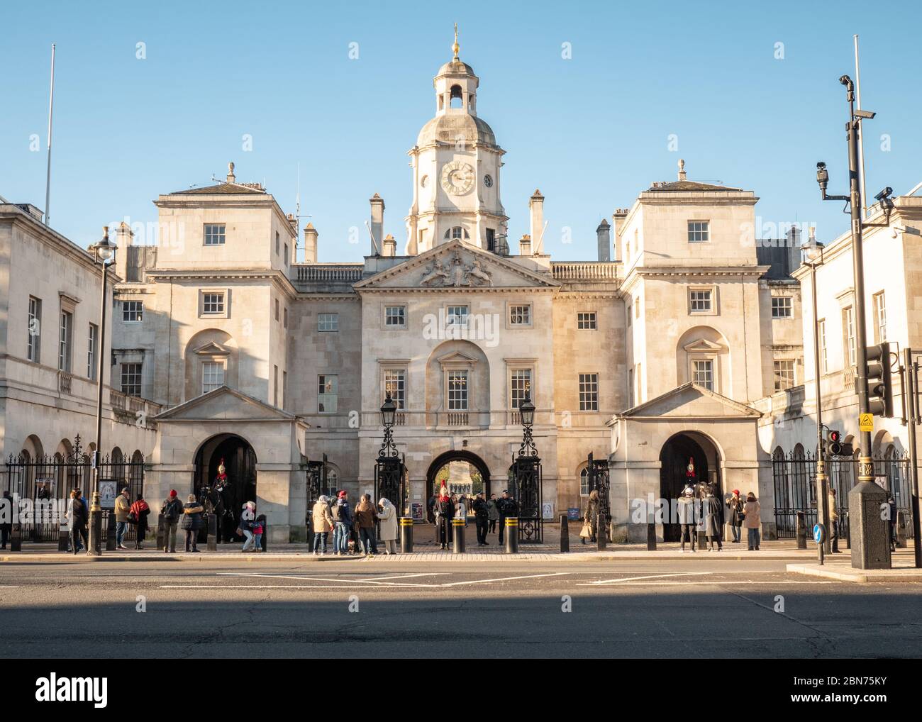Horse Guards, Londra, Regno Unito. L'ingresso della Whitehall alle Guardie a Cavallo, un antico monumento militare con turisti che ammirano le sue guardie cerimoniali a cavallo. Foto Stock