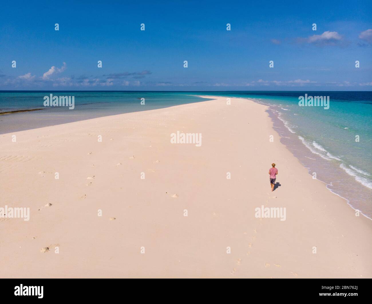 Viaggiatore su Zanzibar. Spiaggia vuota sulla riva di sabbia bianca di Nakupenda Island. Comparendo appena alcune ore in un giorno. Fuco aereo Foto Stock