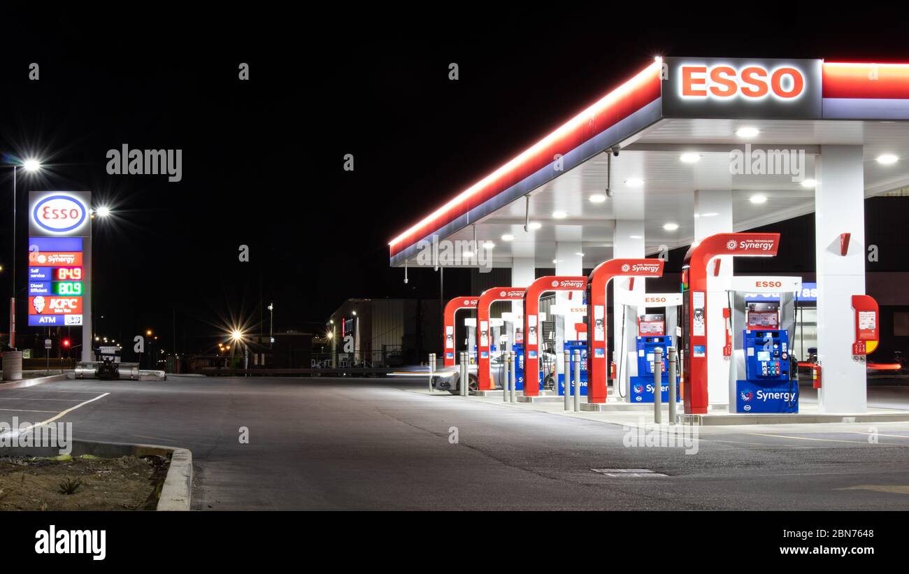 La nuova stazione di servizio esso ha visto a tarda notte come pochi veicoli si riempiono alle pompe di gas. Foto Stock