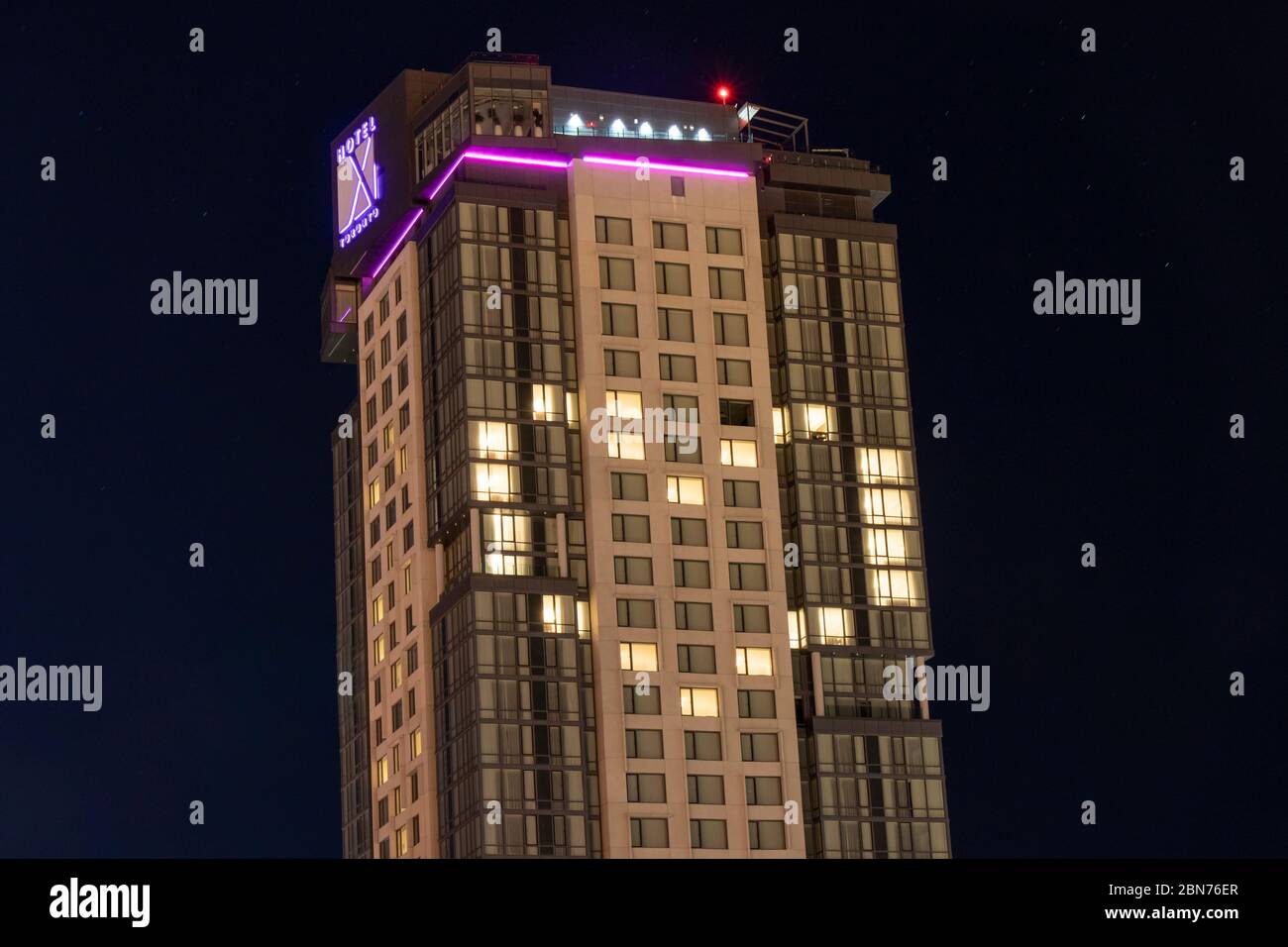 Forma a cuore fatta di luci all'interno di un hotel, l'Hotel X Toronto. Una mostra di sostegno a ￼opere essenziali e di prima linea che combattono il pandemi coronavirus Foto Stock