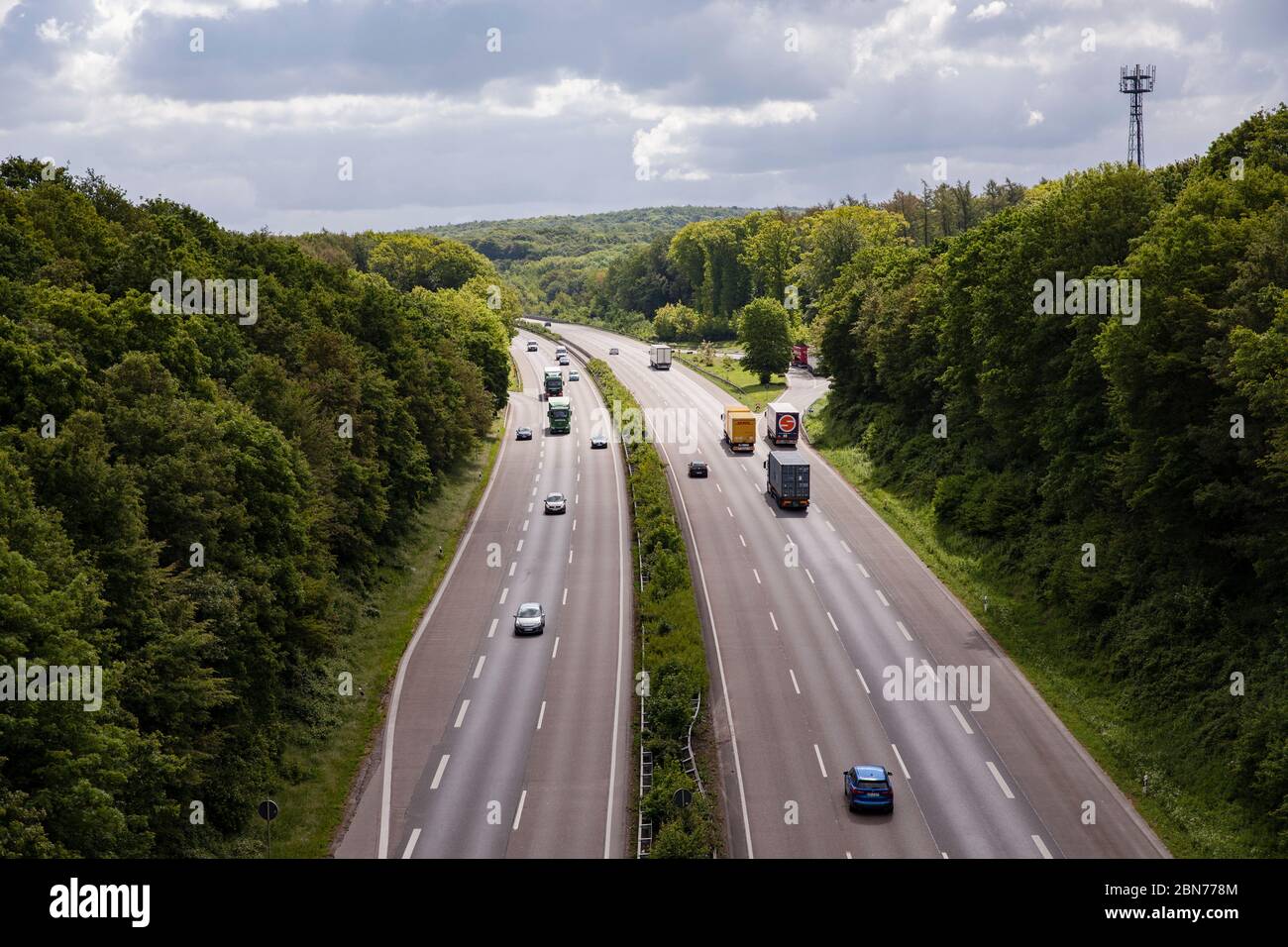 Basso traffico sulla Autobahn A 45 nel sud di Dortmund, Renania settentrionale-Vestfalia, Germania. Wenig Verkehr auf der Autobahn A 45 im Sueden von Dortmun Foto Stock