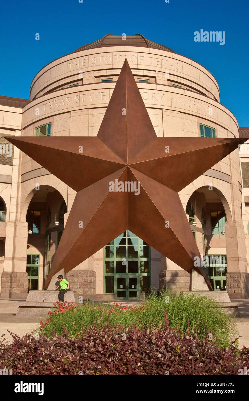 Enorme 'Lone Star' di fronte al Bob Bullock Texas state History Museum di Austin, Texas, USA Foto Stock