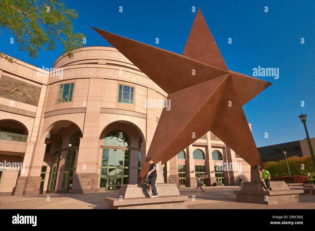 Enorme 'Lone Star' di fronte al Bob Bullock Texas state History Museum di Austin, Texas, USA Foto Stock