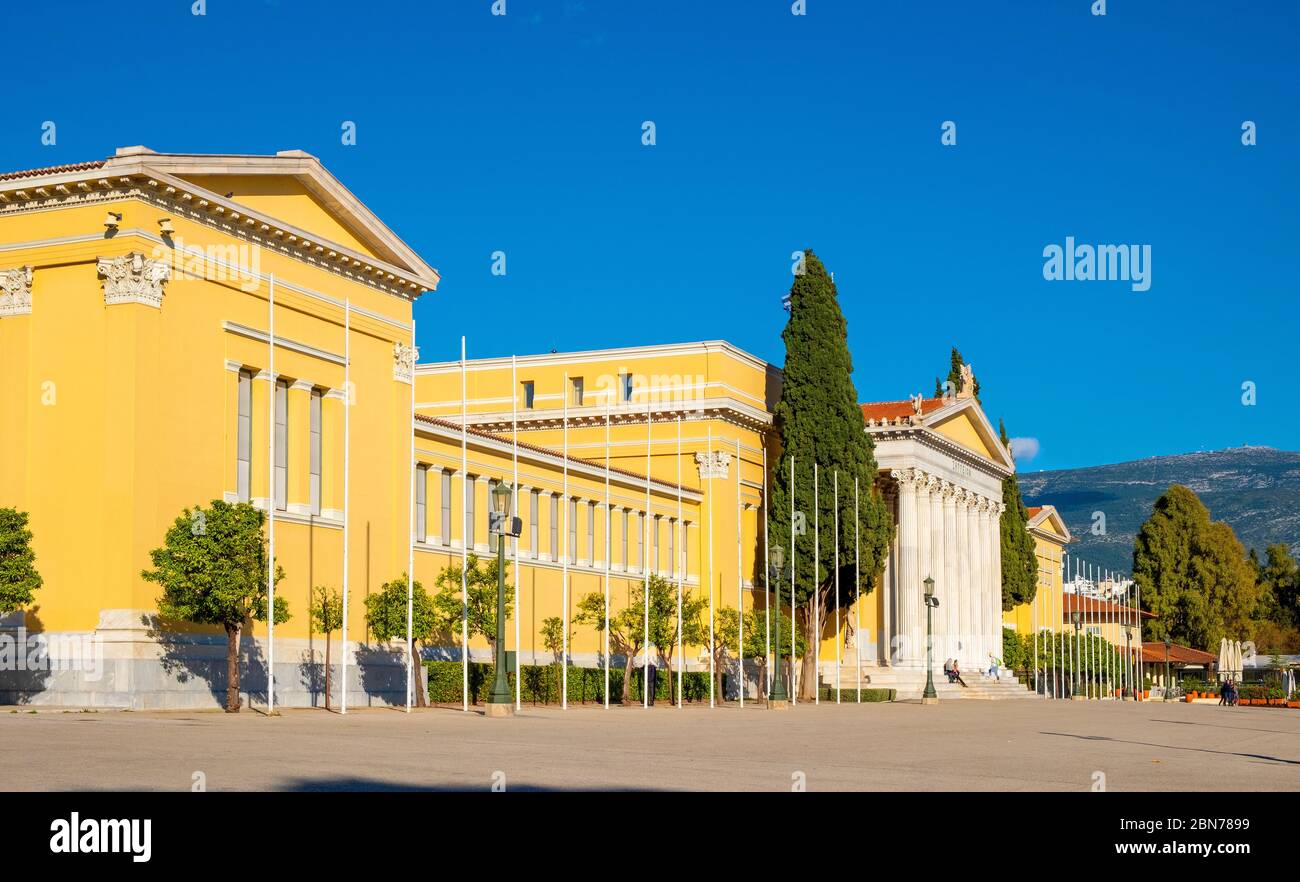 Atene, Attica / Grecia - 2018/04/03: Centro congressi ed esposizioni della Sala Zappeion nei Giardini nazionali al Tempio di Zeus Olimpio, Olympieion Foto Stock