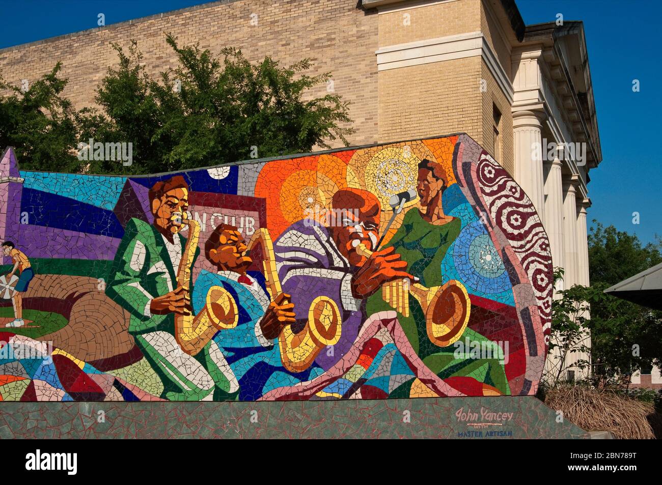 Murale a mosaico di piastrelle "Rhapsody" di John Yancey, installato nel Dr. Charles E. Urdy Plaza a East 11th e Waller Streets ad Austin, Texas, USA Foto Stock