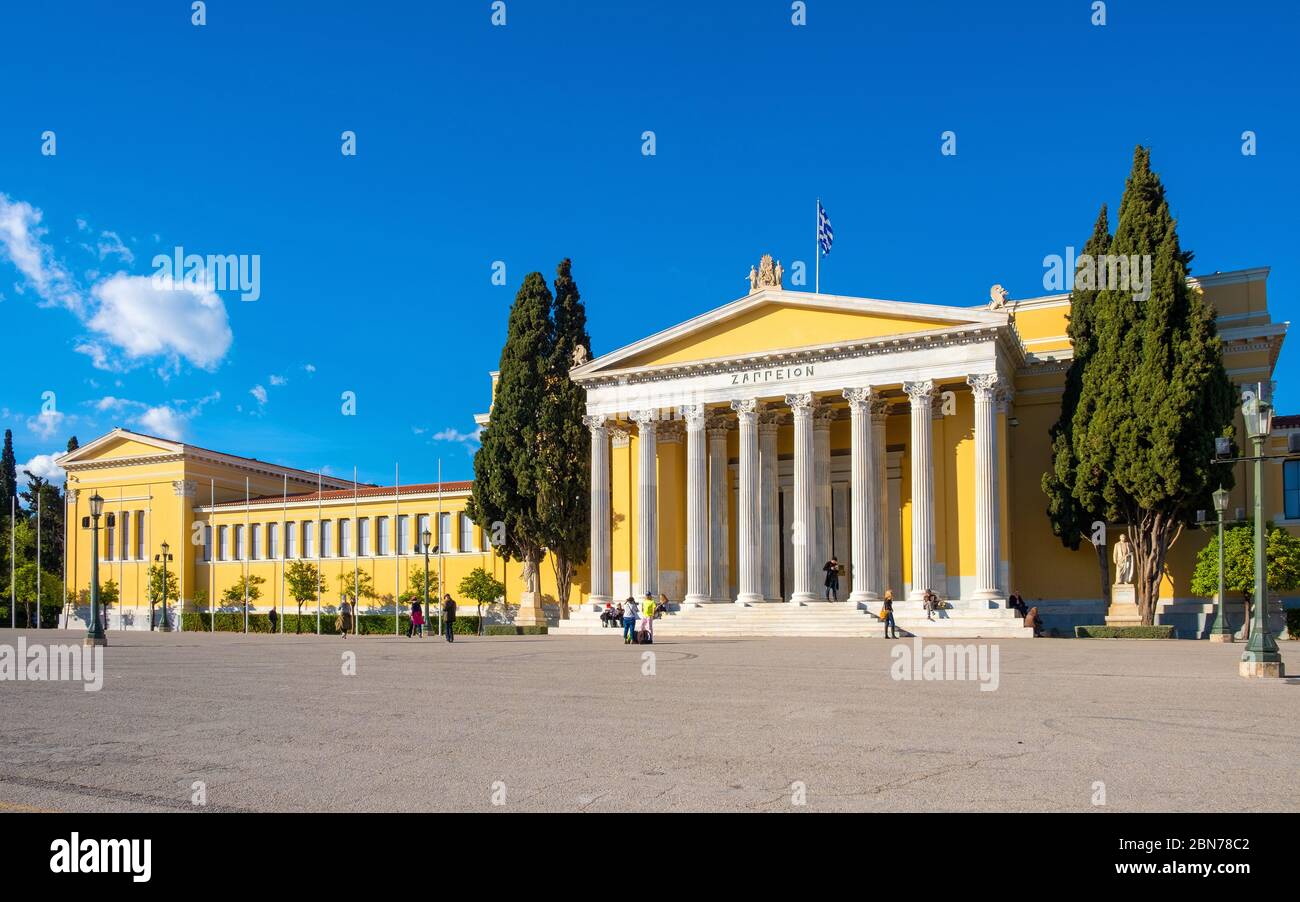 Atene, Attica / Grecia - 2018/04/03: Centro congressi ed esposizioni della Sala Zappeion nei Giardini nazionali al Tempio di Zeus Olimpio, Olympieion Foto Stock