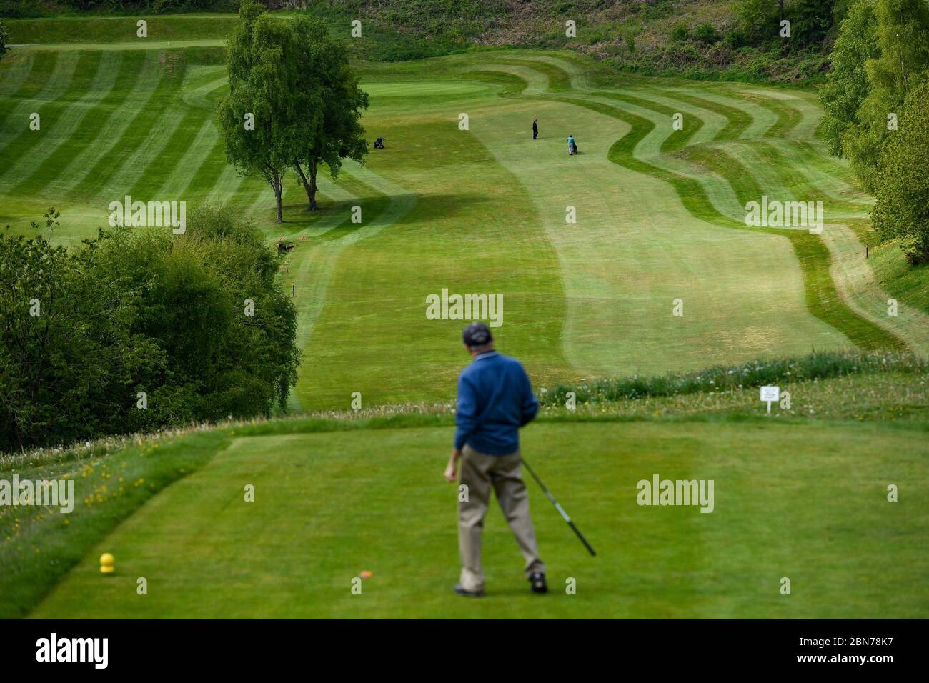 I golfisti del Llanymynech Golf Club, Oswestry, dove il campo attraversa il confine tra Inghilterra e Galles. Il campo affronta incertezza come restrizioni di blocco sul golf sono revocati in Inghilterra da oggi, ma rimangono in vigore in Galles. Foto Stock