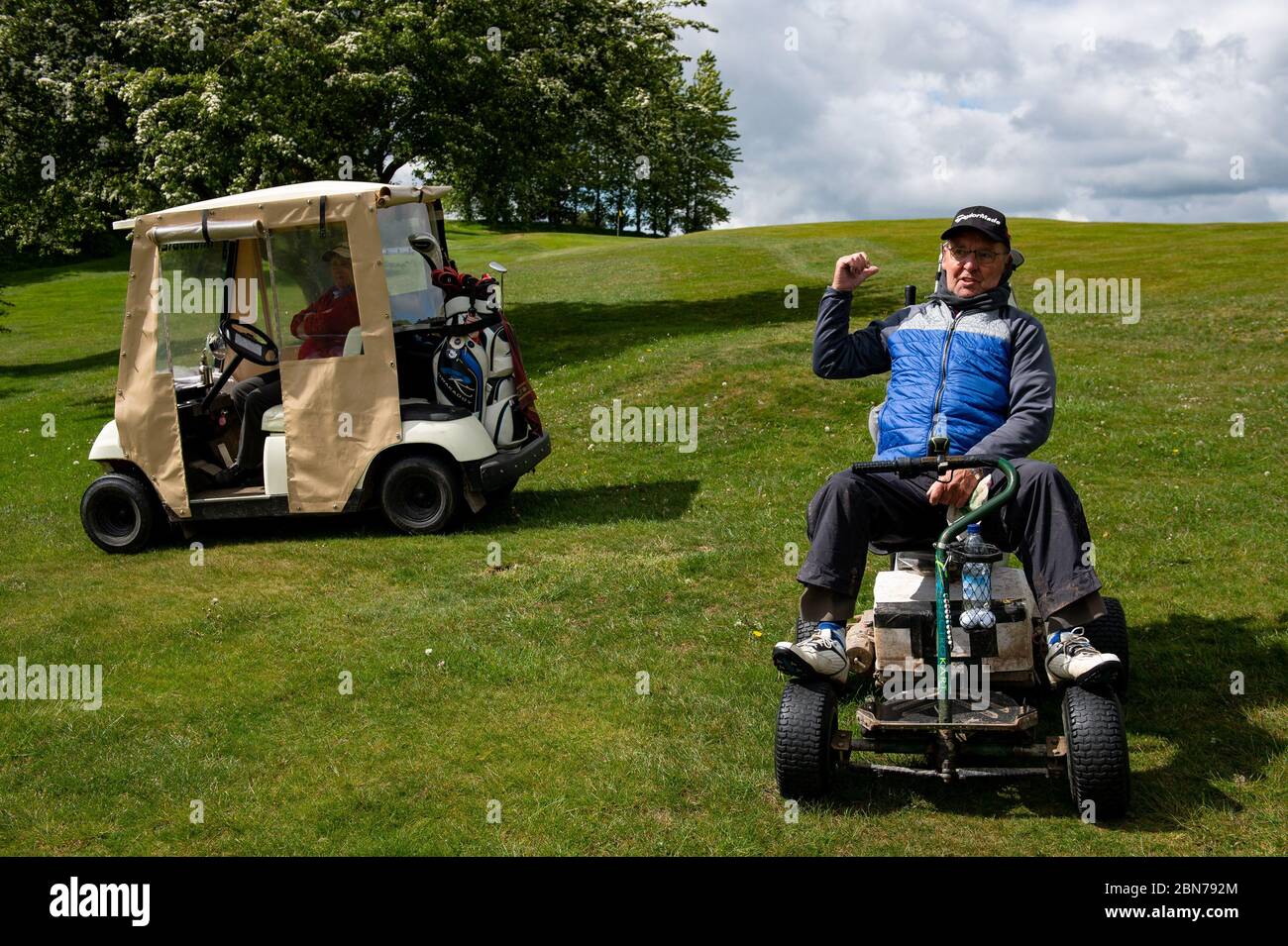 Golfista Gwyn Ashton al Llanymynech Golf Club, Oswestry, dove il campo attraversa il confine tra Inghilterra e Galles. Il campo affronta incertezza come restrizioni di blocco sul golf sono revocati in Inghilterra da oggi, ma rimangono in vigore in Galles. Foto Stock