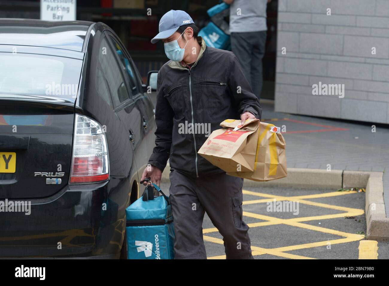 Un lavoratore di Deliveroo lascia una filiale di McDonald's a Boreham, Chelmsford, Essex, una delle 15 sedi della catena di ristoranti per riaprirsi per il decollo. Foto Stock