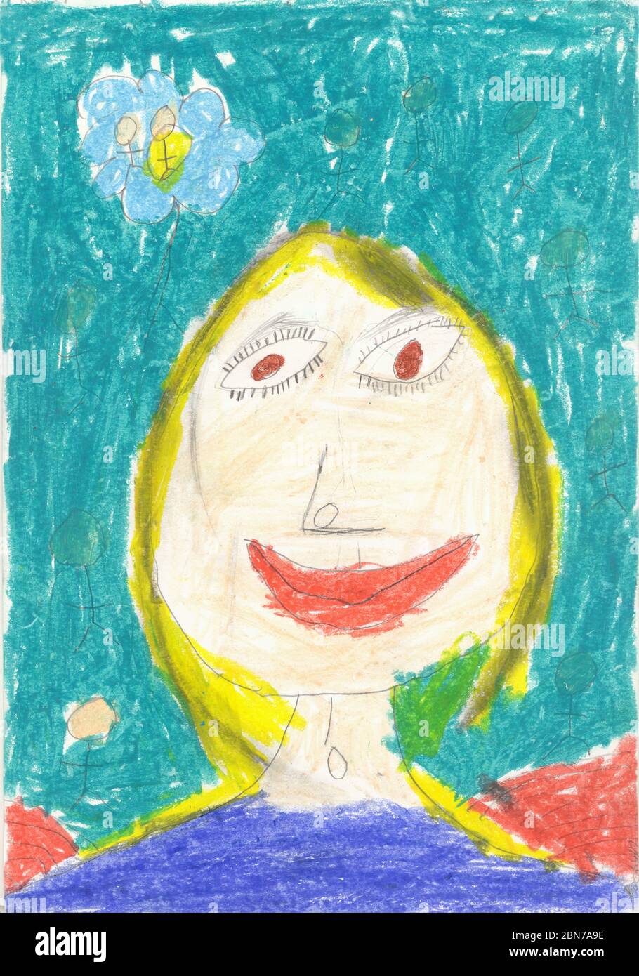 Disegno autoritratto originale di una bambina bionda felice che pensa alla sua famiglia dipinto da una bambina di 8 anni. REGNO UNITO Foto Stock