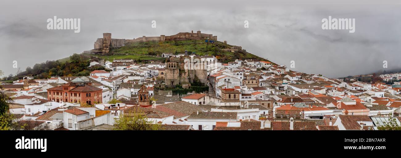 Panorama del pittoresco villaggio di Aracena a Huelva, Spagna. Culla del prosciutto di Ibérico Foto Stock