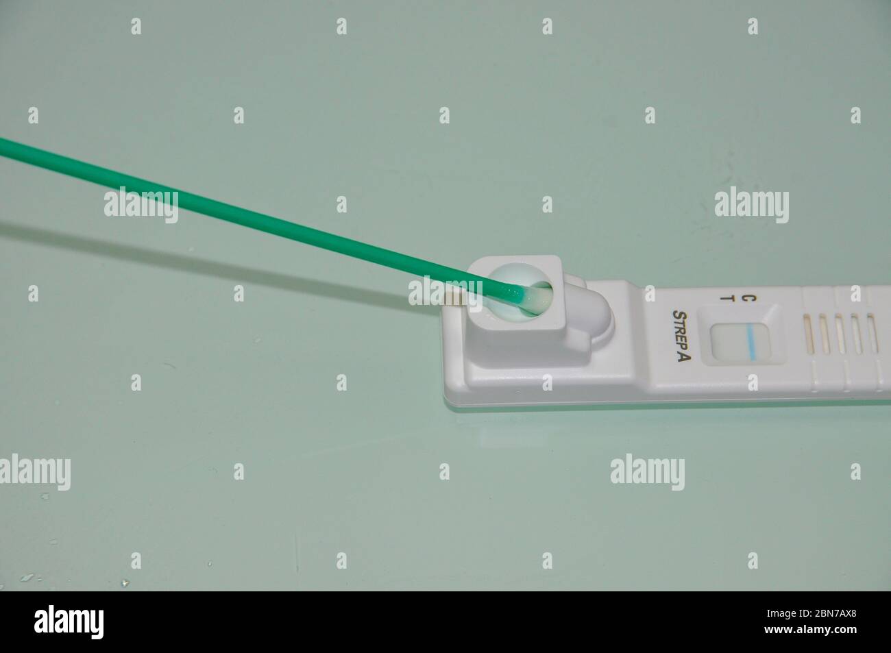 Diagnosi iniziale di streptococco A (streptococco A) con un tampone per gola Foto Stock