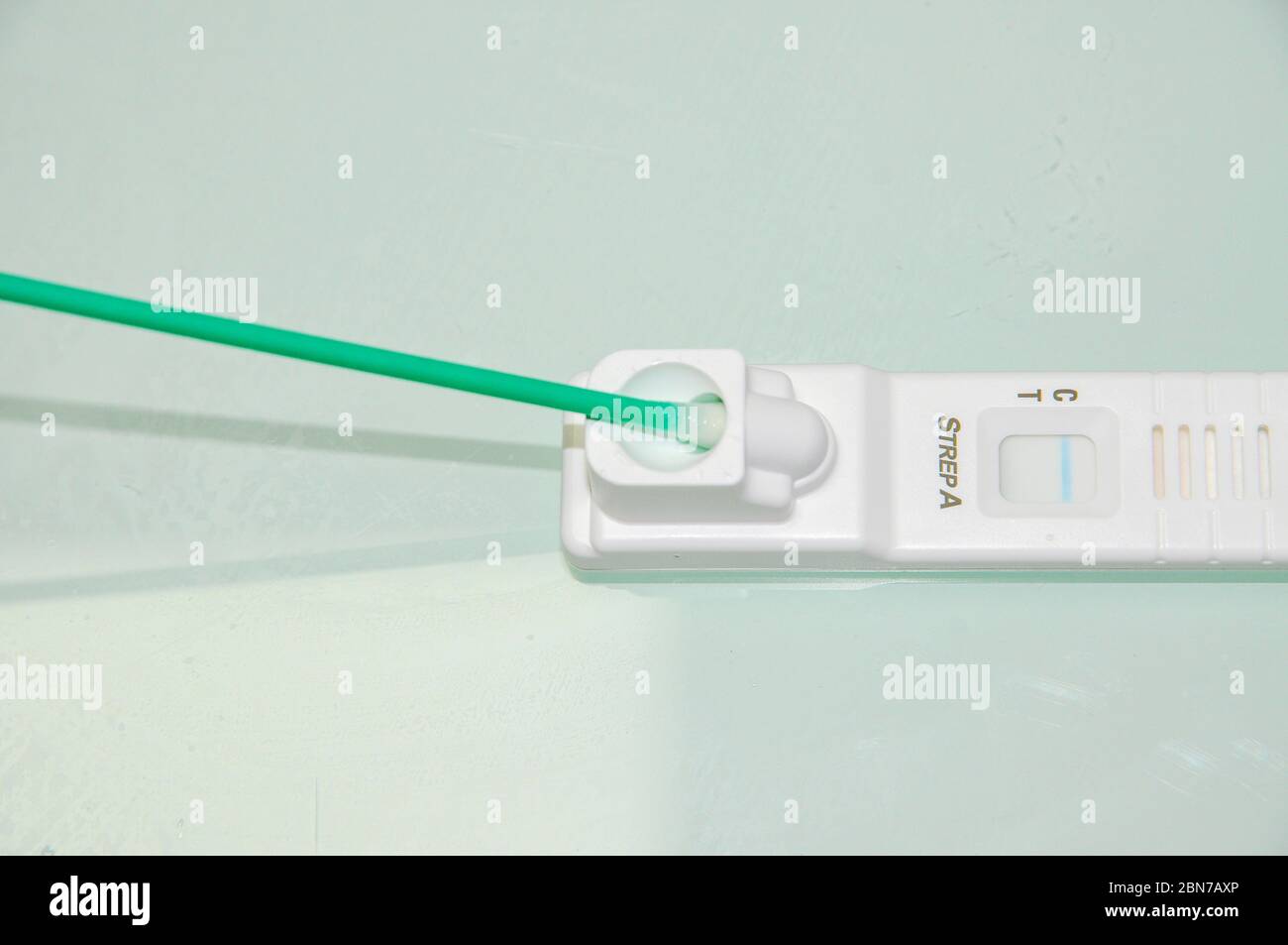 Diagnosi iniziale di streptococco A (streptococco A) con un tampone per gola Foto Stock