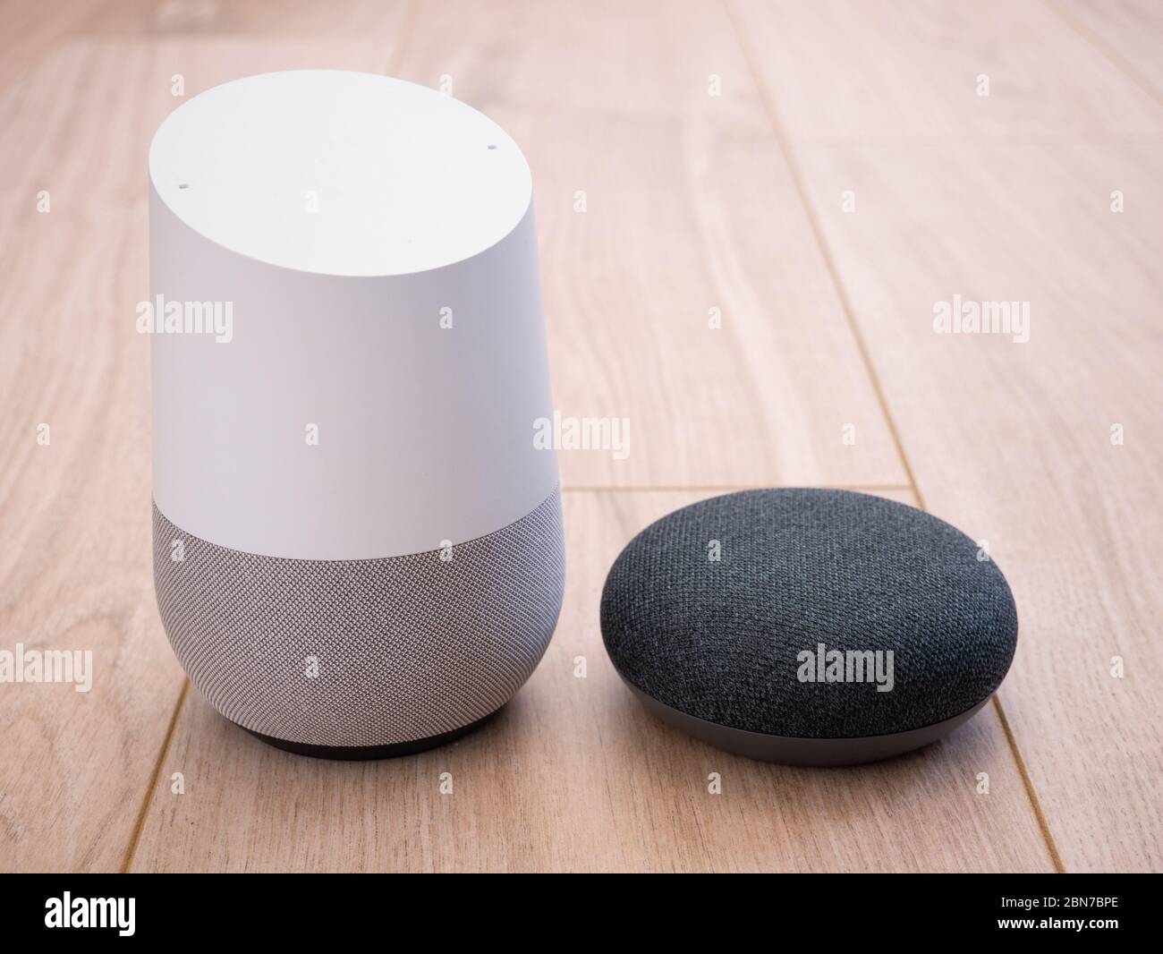 dispositivi smart home speaker con bluetooth integrato e assistenza domestica su sfondo in legno Foto Stock