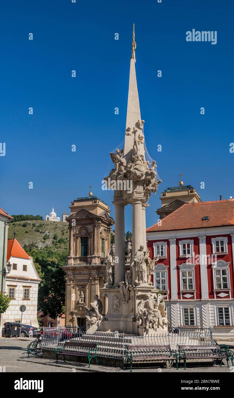 Colonna della peste della Trinità Santa a Namesti, Tomba di Dietrichstein dietro, Cappella di San Sebastiano sulla collina Santa in Dist, a Mikulov, Moravia, Repubblica Ceca Foto Stock