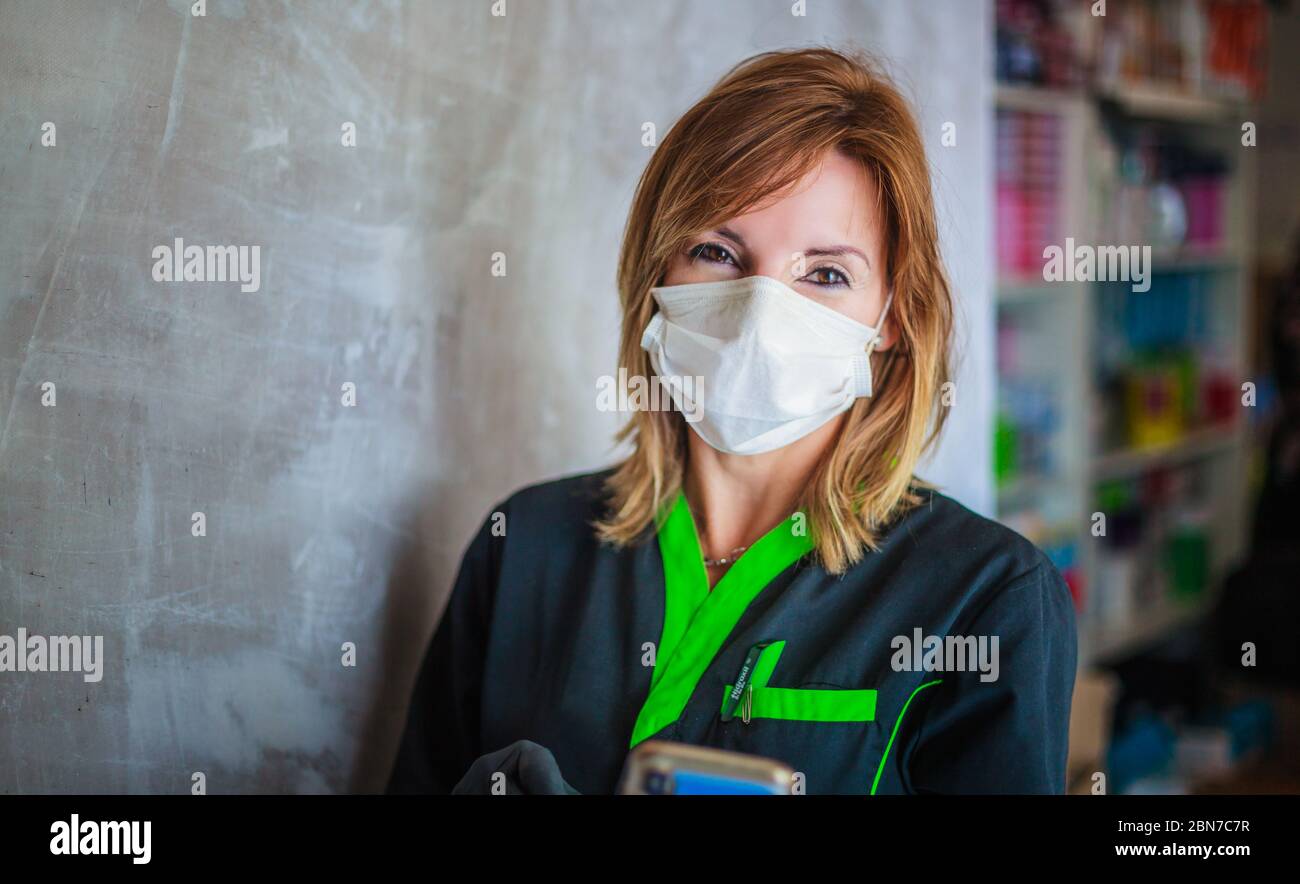 Donna che lavora con la maschera Foto Stock