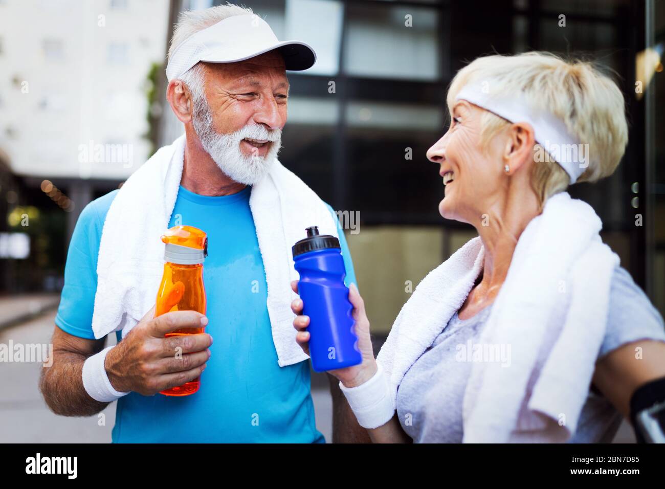 Esecuzione di Coppia matura congratularmi e felice di finire il loro allenamento mattutino Foto Stock