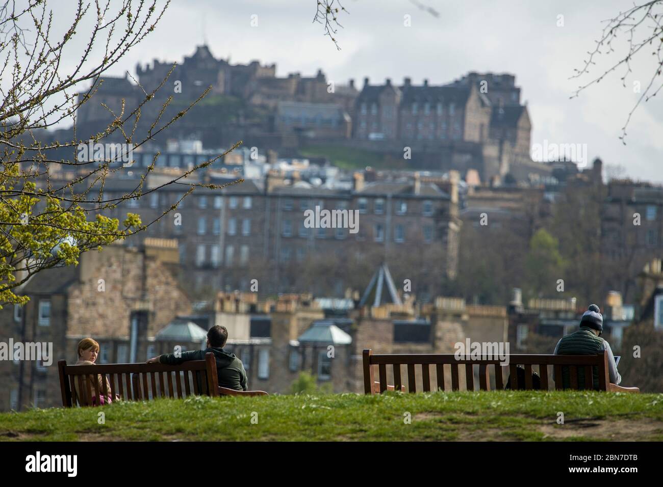 Il pubblico si gode la tranquillità delle loro assegnazioni a Edimburgo questa domenica di Pasqua, tra la pandemia Covid-19 che ha colpito tutta la Scozia. Credito: Euan Cherry Foto Stock