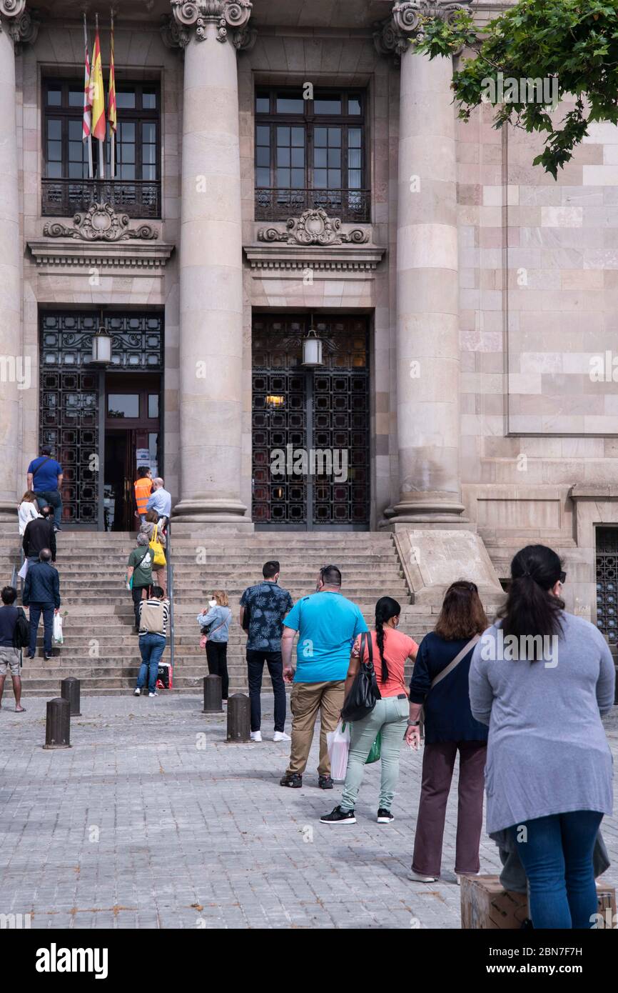 Linee lunghe presso l'ufficio postale principale di Barcellona, Spagna, il 12 maggio 2020. La città continua a rimanere allo stadio zero della graduale decompressione delle restrizioni di confinamento. Nel frattempo, in altre aree del paese è stata abilitata la fase 1. La Spagna affronta il 59° giorno di emergenza a causa della pandemia di Coronavirus. (Foto di Carmen Molina/Sipa USA) Foto Stock