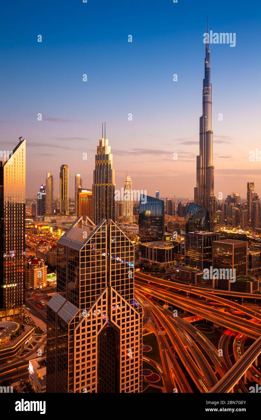 La vista dello skyline di Dubai al tramonto, Emirati Arabi Uniti. Foto Stock