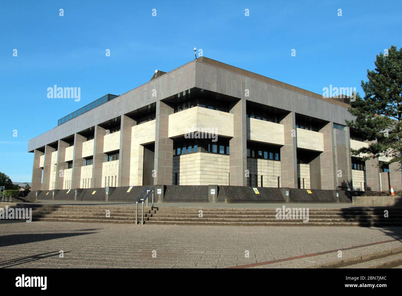 Il Glasgow Sheriff Court , e la giustizia della pace, edificio si trova sulle rive del fiume Clyde ed è il centro per i processi penali e la giustizia in città. Maggio 2020. ALAN WYLIE/ALAMY© Foto Stock