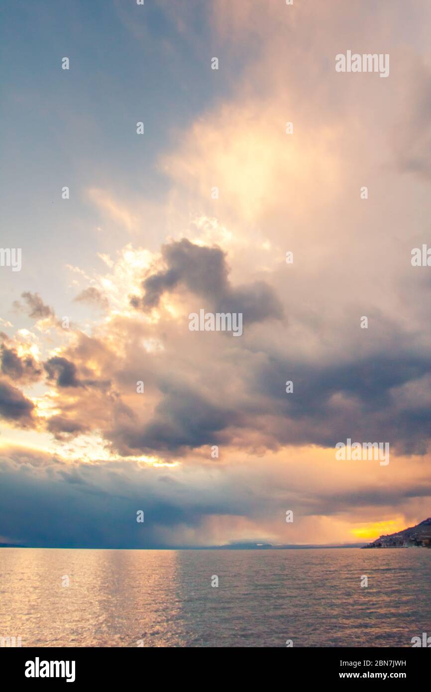 Brewing Storm in cielo chiaro e Overcast sul lago Leman Foto Stock