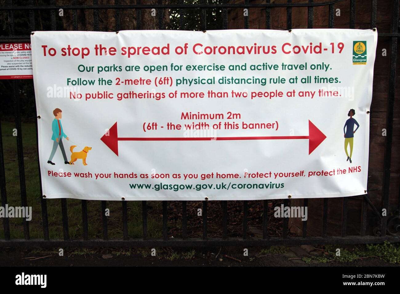 Un cartello nel Kelvingrove Park, a Glasgow, racconta alla gente cosa fare quando si trova nel parco durante la Covid-19 e la pandemia del coronavirus che infuria in Gran Bretagna. Il segno indica la regola della distanza di sicurezza in vigore a causa del blocco in vigore. Maggio 2020. ALAN WYLIE/ALAMY© Foto Stock