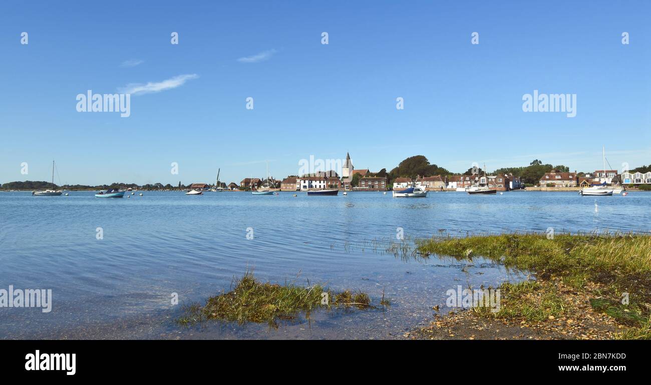 Bosham Village Harbour, vista dalla riva opposta con la marea in, West Sussex, Inghilterra Foto Stock