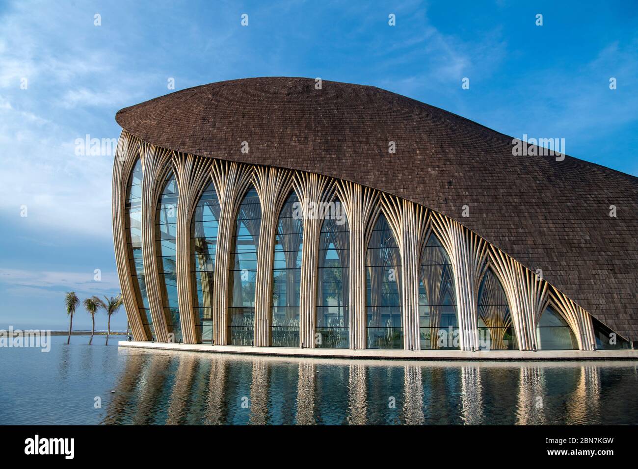 Bella sala eventi di architettura moderna l'Apurva Kempinski Resort Hotel Nusa Dua Bali Indonesia Foto Stock