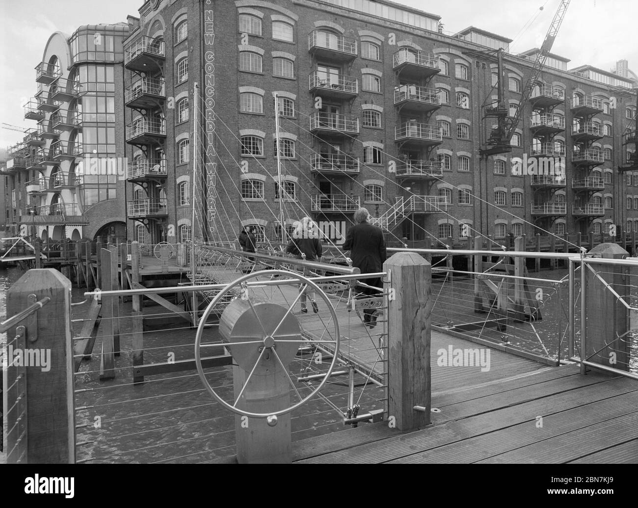 1997. Nuovo ponte pedonale al Concordia Wharf, Thames Side, Londra, Inghilterra Foto Stock
