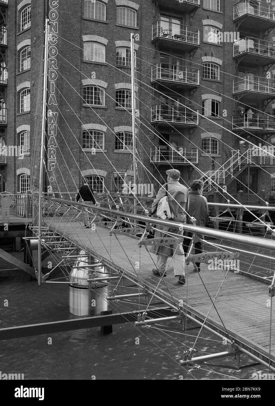 1997. Nuovo ponte pedonale al Concordia Wharf, Thames Side, Londra, Inghilterra Foto Stock