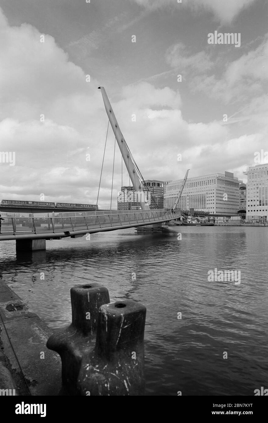 Ponte pedonale di nuova apertura a Heron Quay, Canary Wharf, East End di Londra, nel sud-est dell'Inghilterra nel 1997 Foto Stock