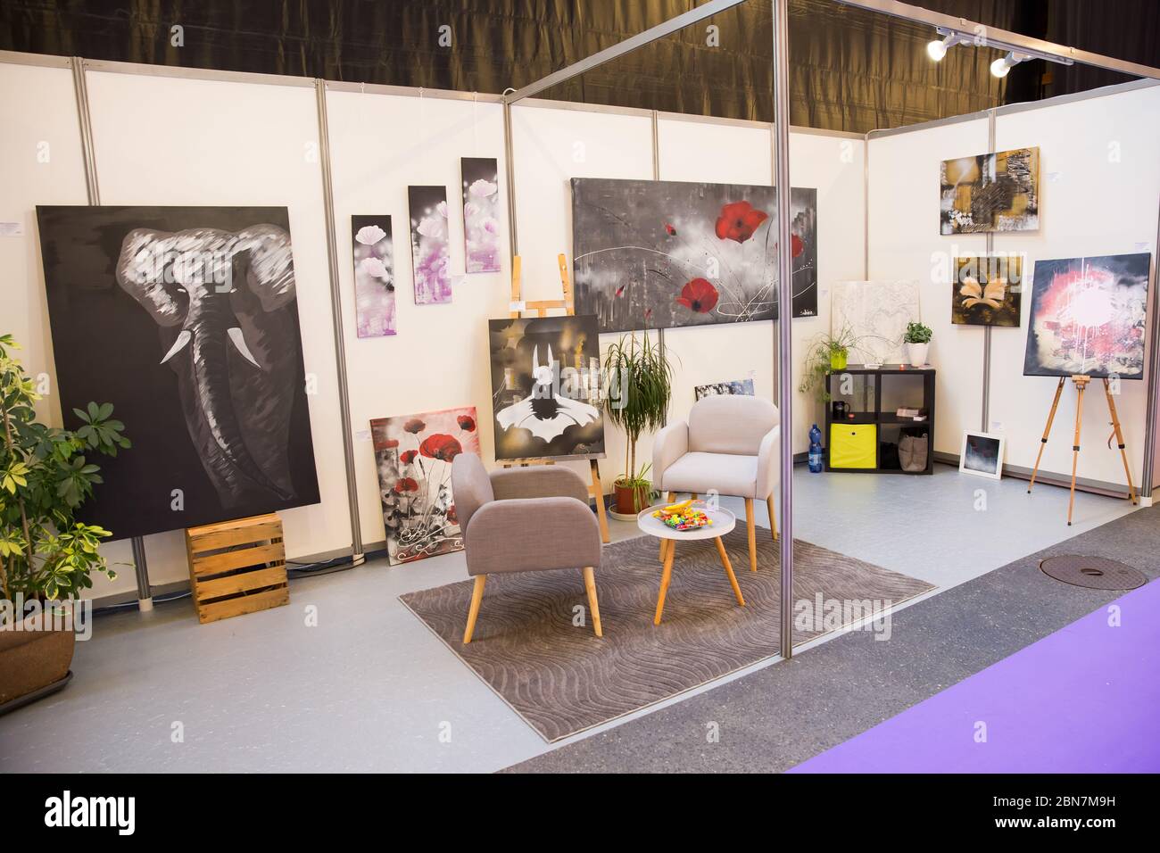 Mostra di dipinti d'arte moderna presso il salone Foto Stock