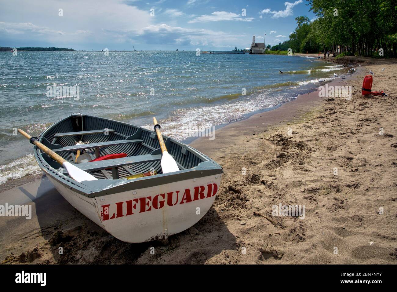 Barca del bagnino con un remo e un anello di vita sulla spiaggia di Cherry Beach, Toronto, Ontario, Canada. Foto Stock