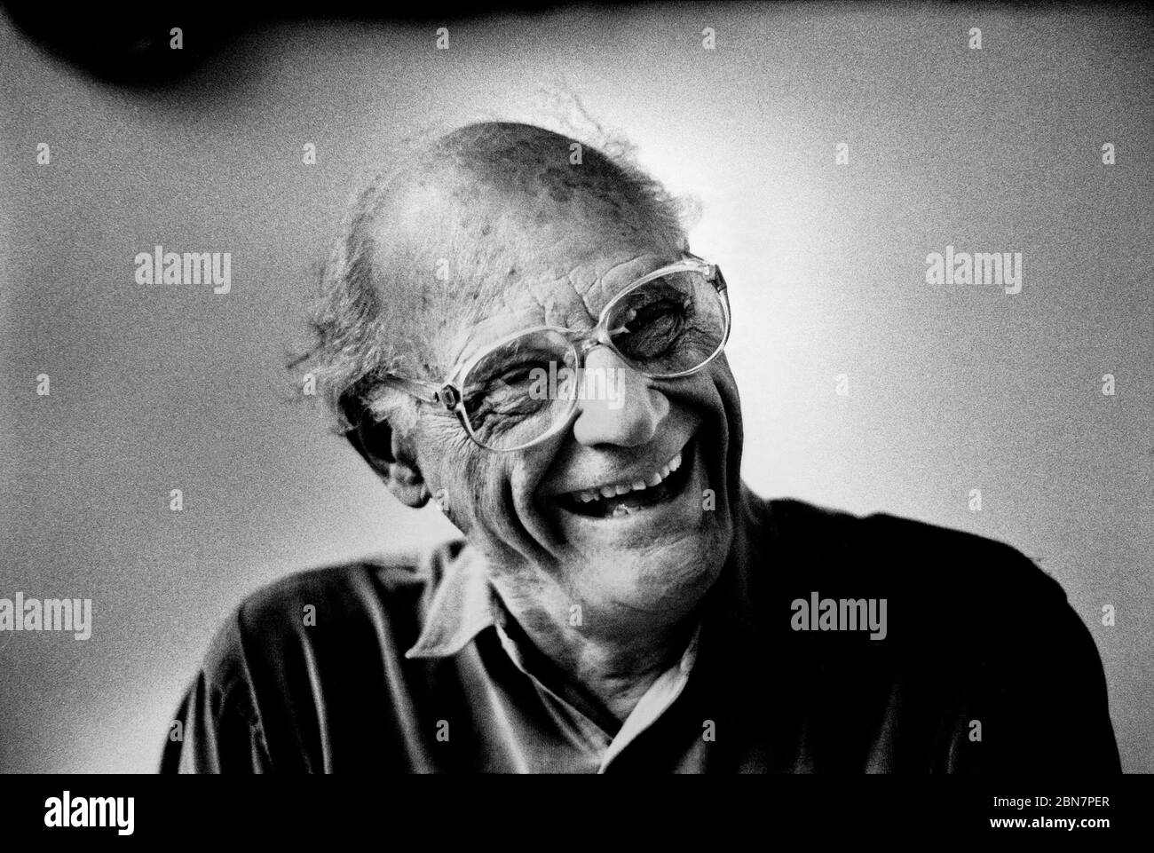 Arthur Miller, drammaturgo fotografato a Londra nei primi anni '90 Arthur Asher Miller (Londra, 17 ottobre 1915 – 10 febbraio 2005), è stato un . Tra le sue opere più popolari vi sono All My Sons (1947), Death of a Salesman (1949), The Crucible (1953) e A View from the Bridge (1955, revised 1956). Scrisse diverse sceneggiature ed era più famoso per il suo lavoro sui Misfits (1961). La morte drammatica di un venditore è stata numerata nella breve lista dei migliori giochi americani nel 20 ° secolo. Foto Stock
