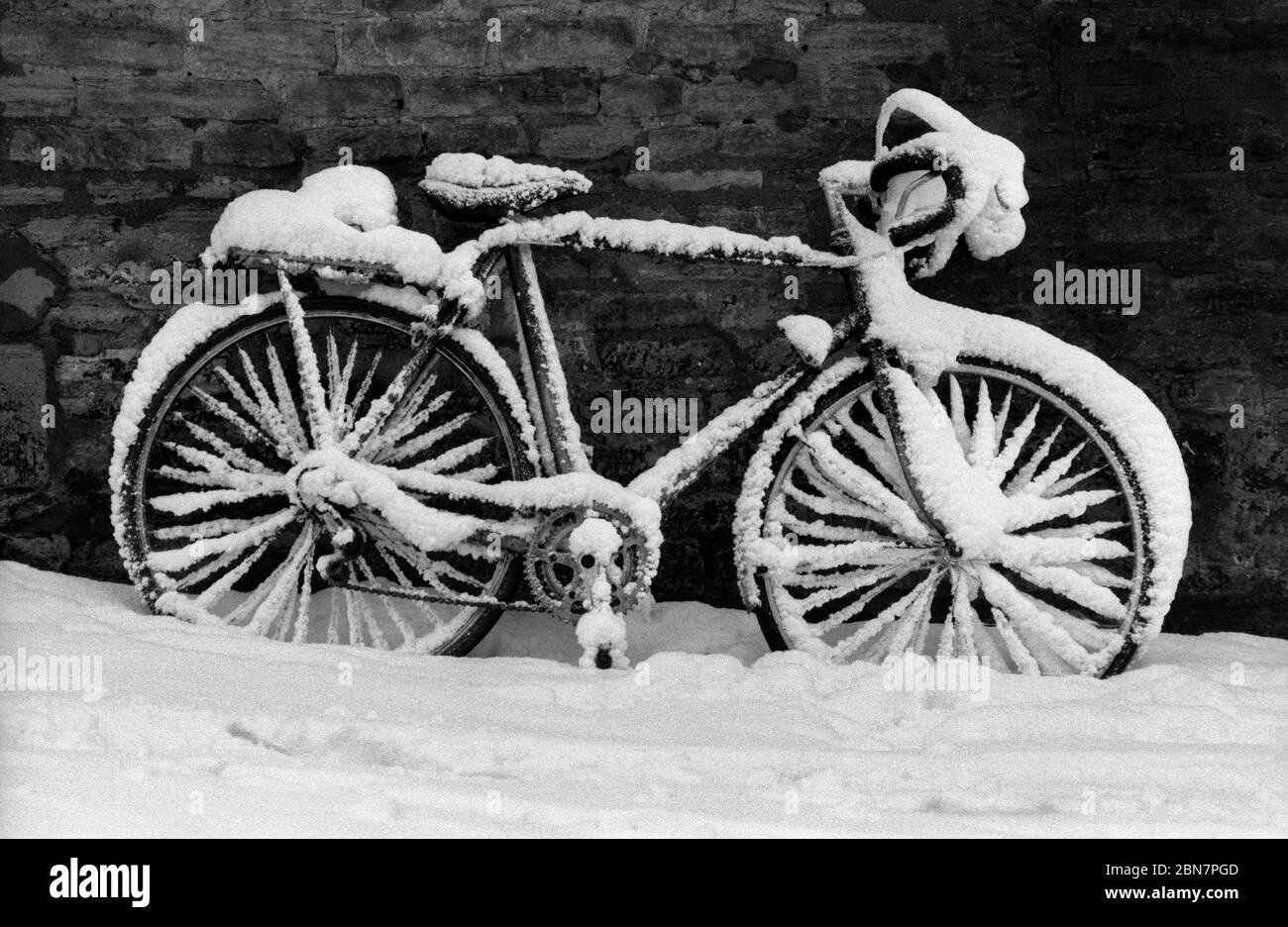 Bici nella neve, Oxforshire 1990 Foto Stock