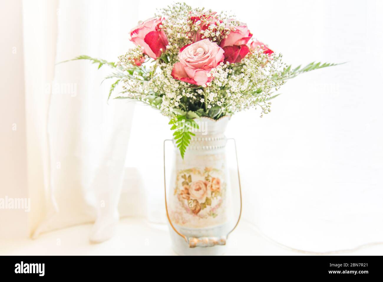 Perle di cultura su rose rosa fresche e bouquet di Gipsofila in vaso d'epoca shabby Chic Foto Stock